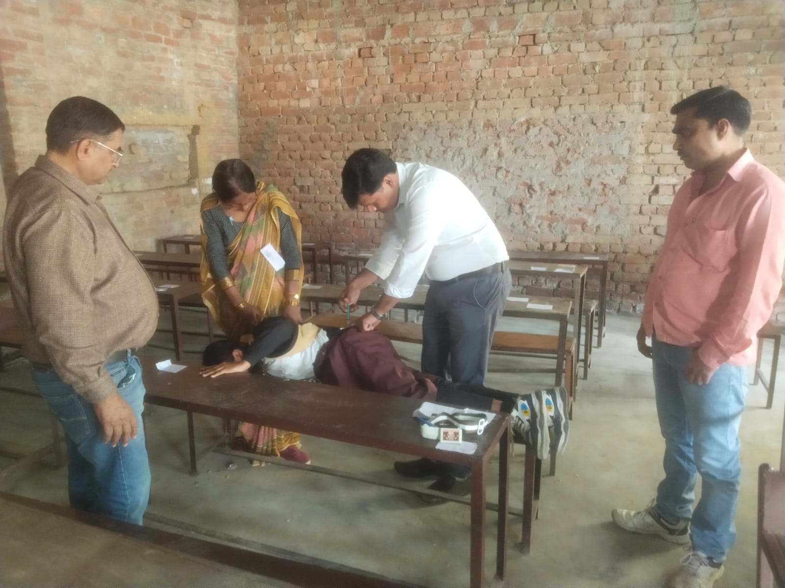 KASGANJ :सिढ़पुरा में बोर्ड परीक्षा के दौरान छात्रा की तबीयत बिगड़ी, मुस्तैद स्वास्थ्य टीम ने पहुंचकर दिया उपचार