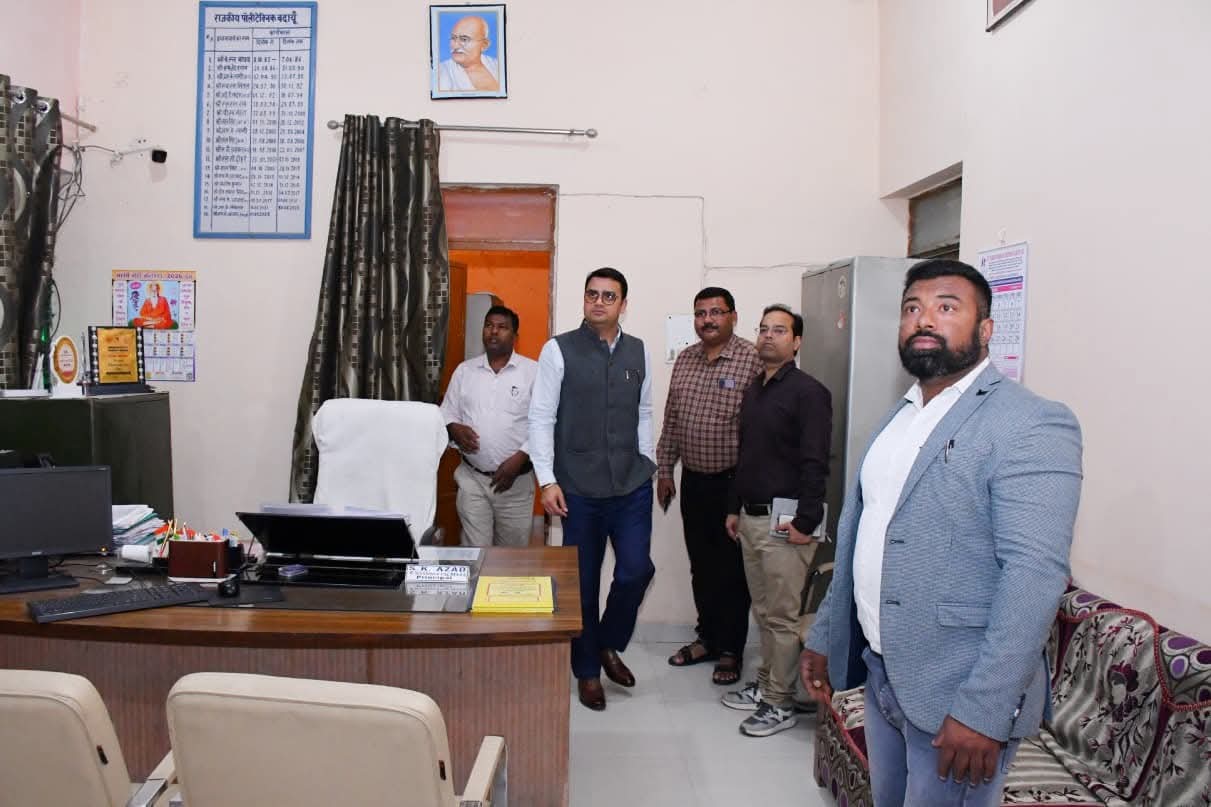 Badaun News : एसआई परीक्षा केन्द्रों का डीएम अवनीश राय ने किया निरीक्षण