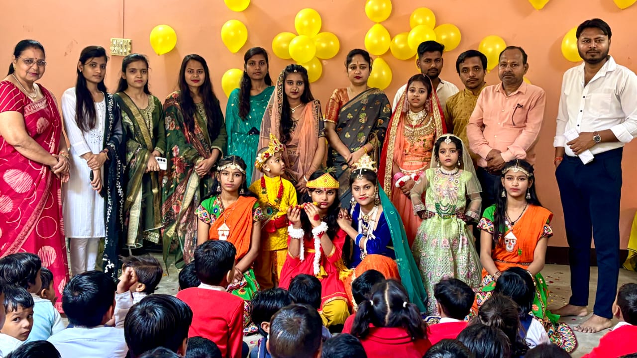 KASGANJ NEWS एमवीएम पब्लिक स्कूल में धूमधाम से मना होली महोत्सव, बच्चों की रंगारंग प्रस्तुतियों ने जीता सबका दिल