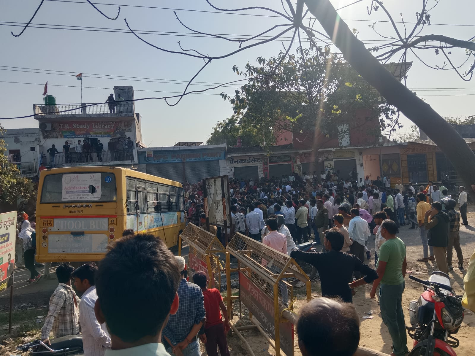 KASGANJ NEWS ढोलना में दर्दनाक हादसा: चलती स्कूल बस से गिरी सात वर्षीय छात्रा, पहिए के नीचे आने से मौत; चालक फरार 