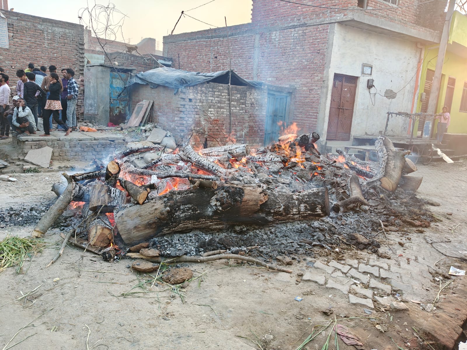 KASGANJ:अमांपुर में बिना सूचना जलाई गई होलिका, लोगों ने जताई नाराजगी; कोतवाली पहुंचा मामला