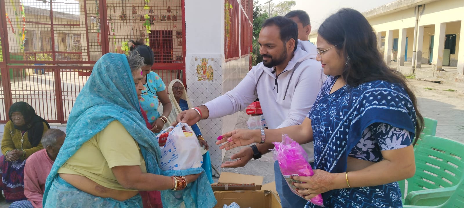 KASGANJ NEWS कुष्ठ आश्रम में उमंग और उत्साह के साथ मनाया गया होली पर्व, एसडीएम व ईओ हर्षिता देवडा ने दी शुभकामनाएं