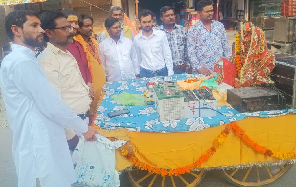 Bareilly News : भक्ति और उल्लास के साथ निकली माँ बाई जी की पारम्परिक शोभायात्रा, श्रद्धालुओं ने की भावपूर्ण चादरपोशी