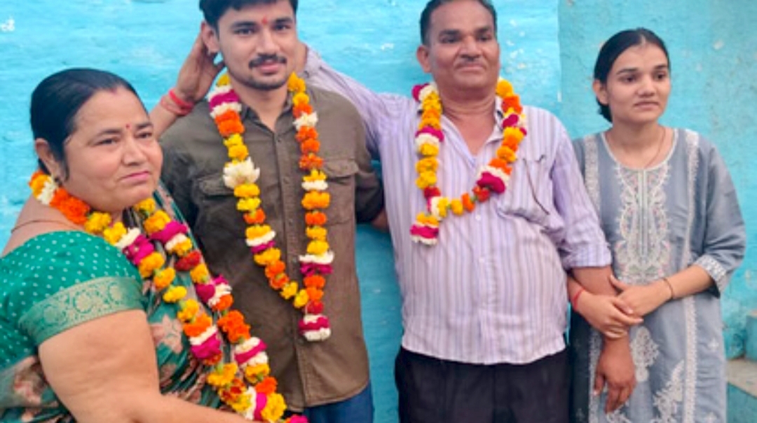 KASGANJ :​"जज्बा हो तो ऐसा! किसान के बेटे ने दूसरे प्रयास में भेदा यूपीएससी का किला, मिली 532वीं रैंक"