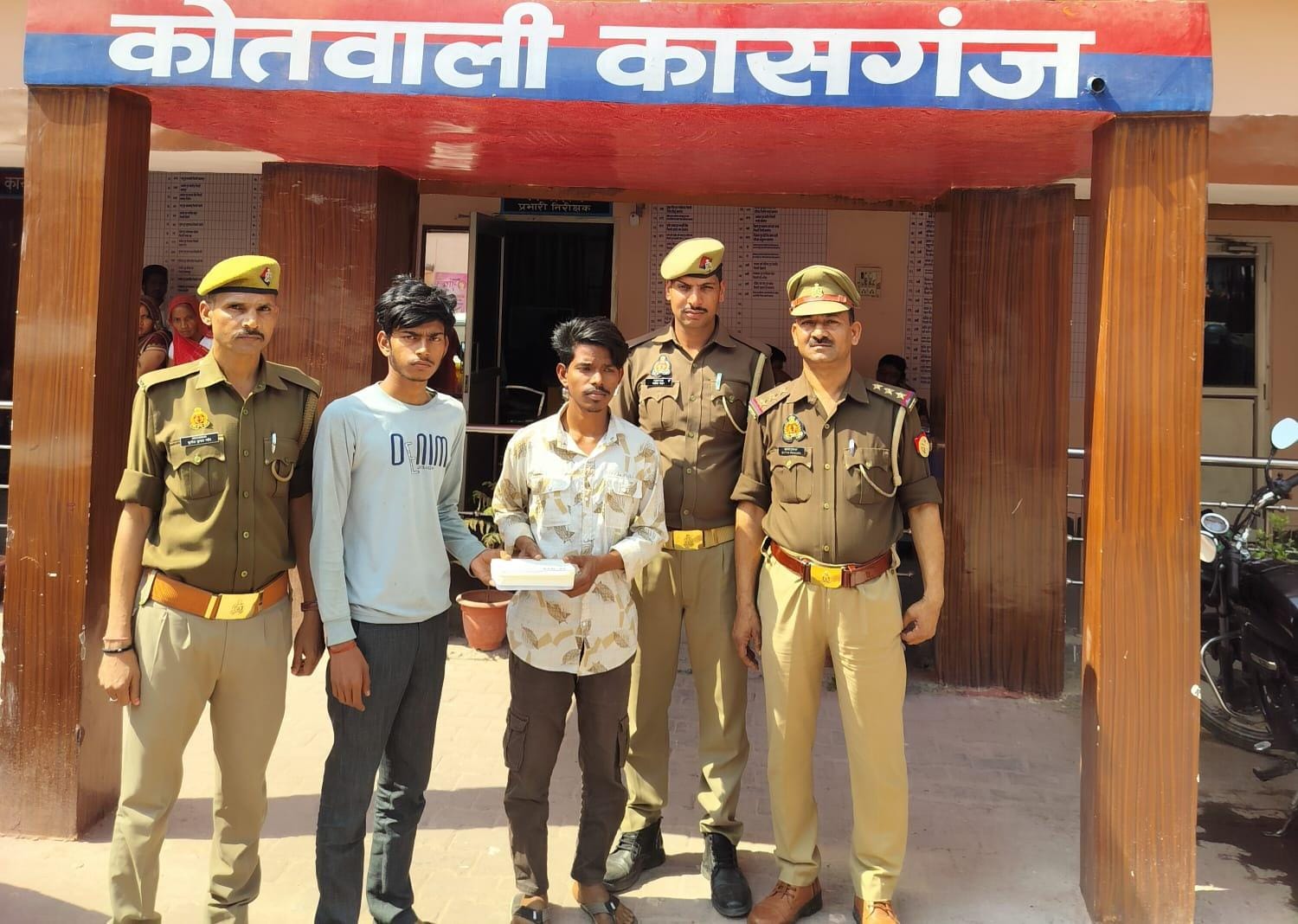 KASGANJ NEWS साइबर ठगी का खुलासा: कोतवाली पुलिस व साइबर सेल की संयुक्त कार्रवाई में दो शातिर अभियुक्त गिरफ्तार, मोबाइल फोन बरामद