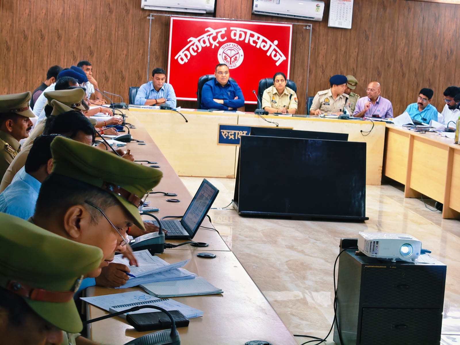 कासगंज में 14–15 मार्च को होगी SI भर्ती की लिखित परीक्षा, तैयारियों को लेकर डीएम-एसपी ने ली अधिकारियों की बैठक