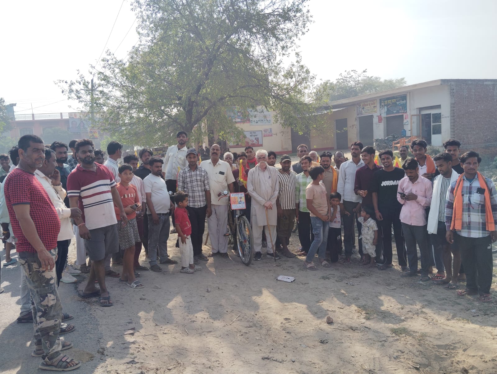 KASGANJ:साइकिलों पर सवार होकर माँ पूर्णागिरि धाम के लिए निकली 34 श्रद्धालुओं की टोली, जयकारों के बीच रवाना हुई भक्ति यात्रा