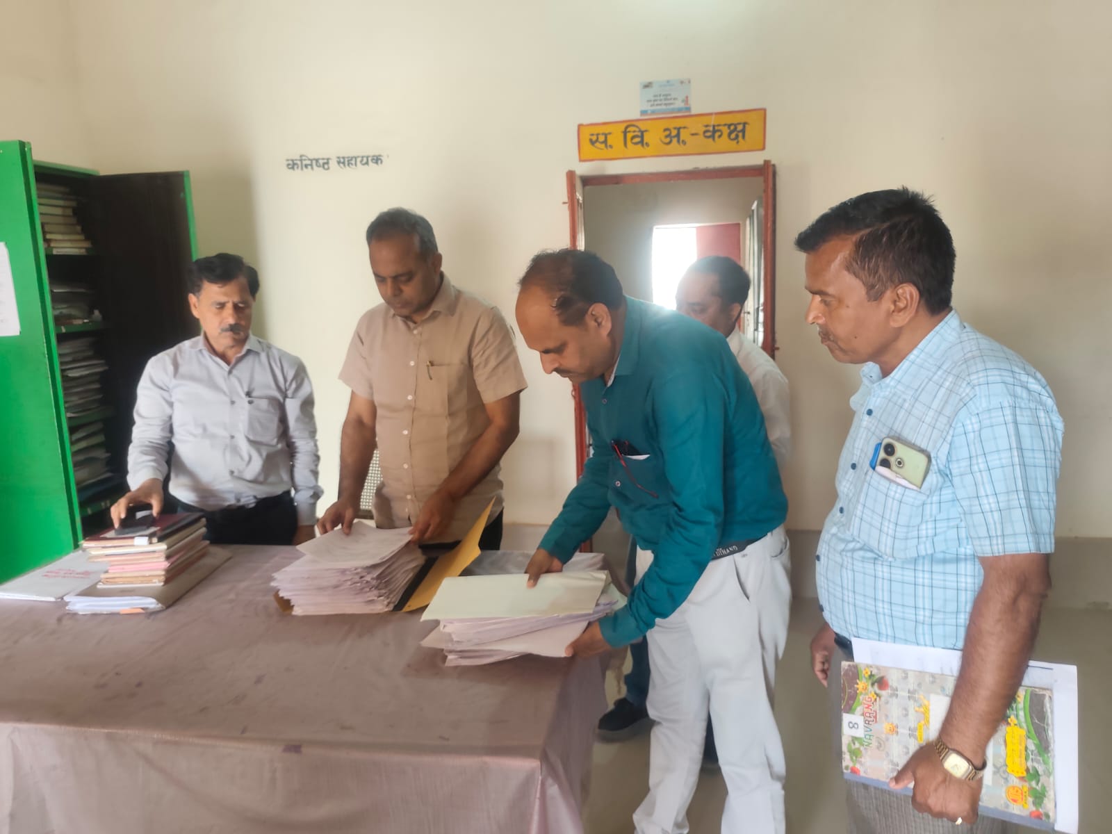 KASGANJ:अपर आयुक्त ने गंजडुंडवारा नगर पालिका व सिढपुरा विकास खंड कार्यालय का किया निरीक्षण, अभिलेखों व योजनाओं की परखी हकीकत