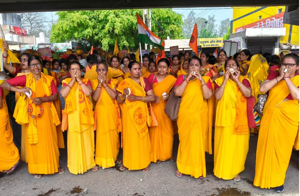 Bareilly News : “मीरगंज में गायत्री परिवार की ज्योति कलश यात्रा का भव्य स्वागत, पुष्प वर्षा और शंख ध्वनि से गूंजा नगर”