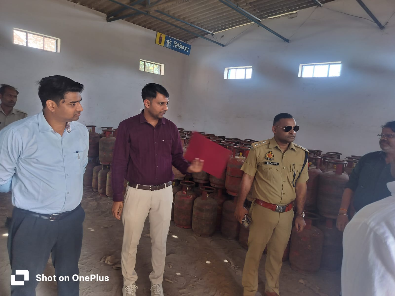 KASGANJ: गैस किल्लत की अफवाहों के बीच सीओ संदीप वर्मा का एक्टिव मोड में, गैस एजेंसी-पेट्रोल पंपों का निरीक्षण कर परखी व्यवस्थाएं; बोले-किल्लत नहीं, अफवाहों से बचें, कालाबाजारी की सूचना तुरंत दें