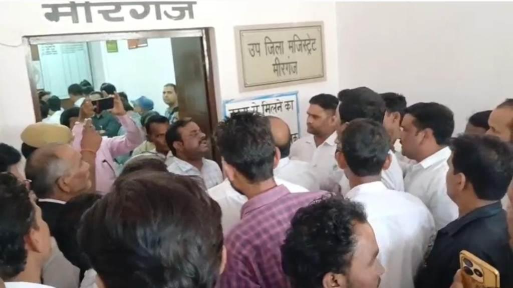 Bareilly News : मीरगंज तहसील में लेखपाल–अधिवक्ता विवाद, रिश्वत मांगने के आरोप पर हुआ हंगामा; पुलिस जांच शुरू