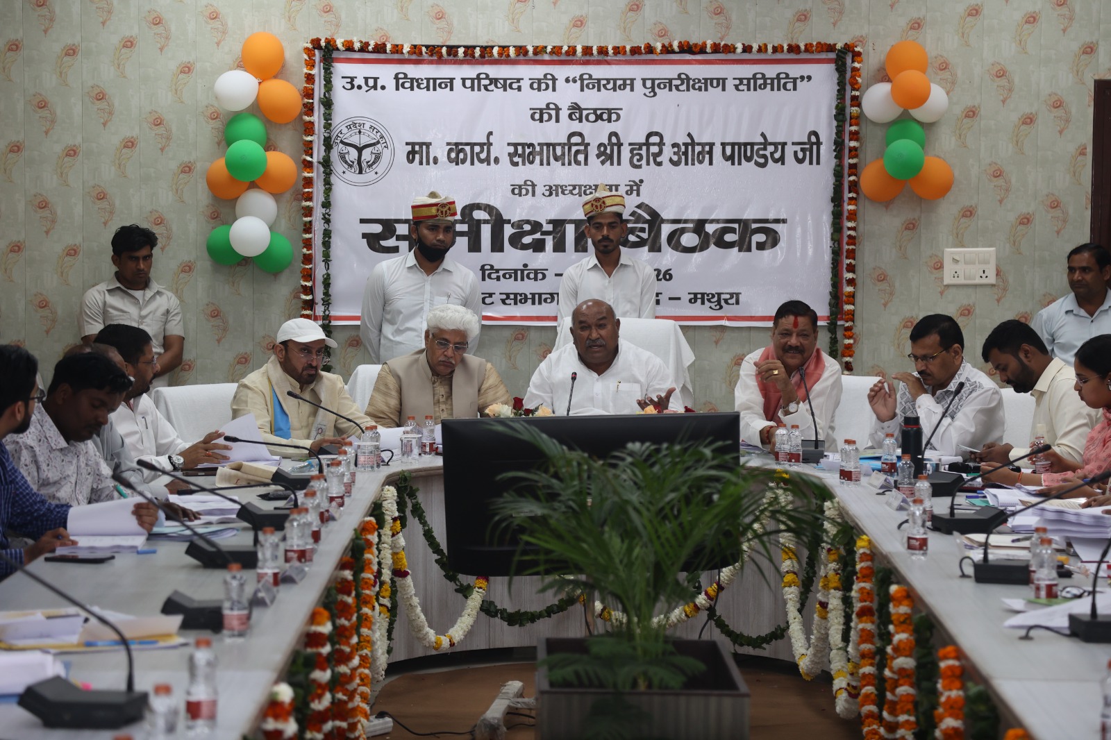 Mathura News:  जनप्रतिनिधियों के पत्रों का समयबद्ध निस्तारण करें अधिकारी