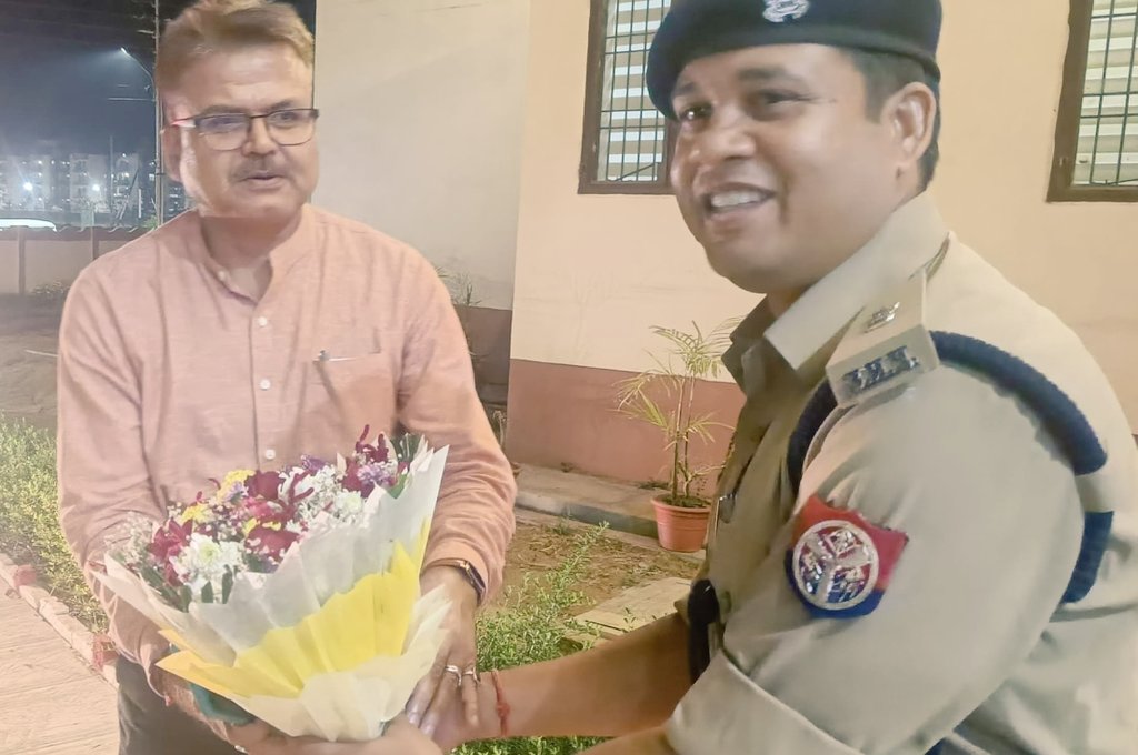 आईपीएस ओम प्रकाश सिंह ने संभाला कासगंज का पदभार, कानून-व्यवस्था पर लिया फीडबैक