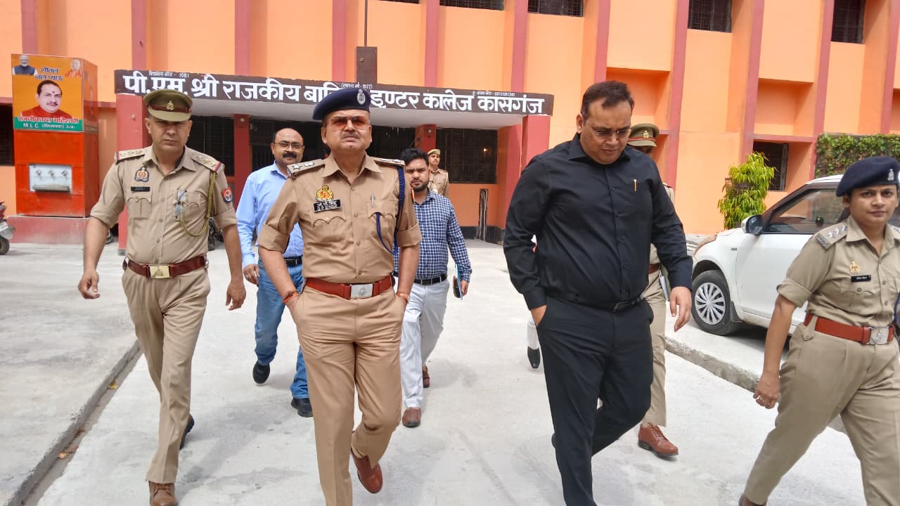 दोनों हाथ जेब में, कदमों में आत्मविश्वास, कासगंज के नवागत एसपी ओम प्रकाश सिंह का ‘सिग्नेचर स्टाइल’ बना चर्चा का विषय