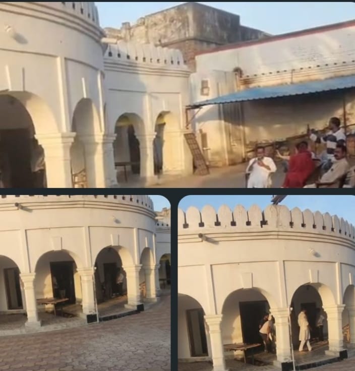 KASGANJ NEWS सहावर में पुश्तैनी संपत्ति विवाद: सिविल कोर्ट के आदेश पर अवैध निर्माण के चौखट-जंगले तोड़े गए