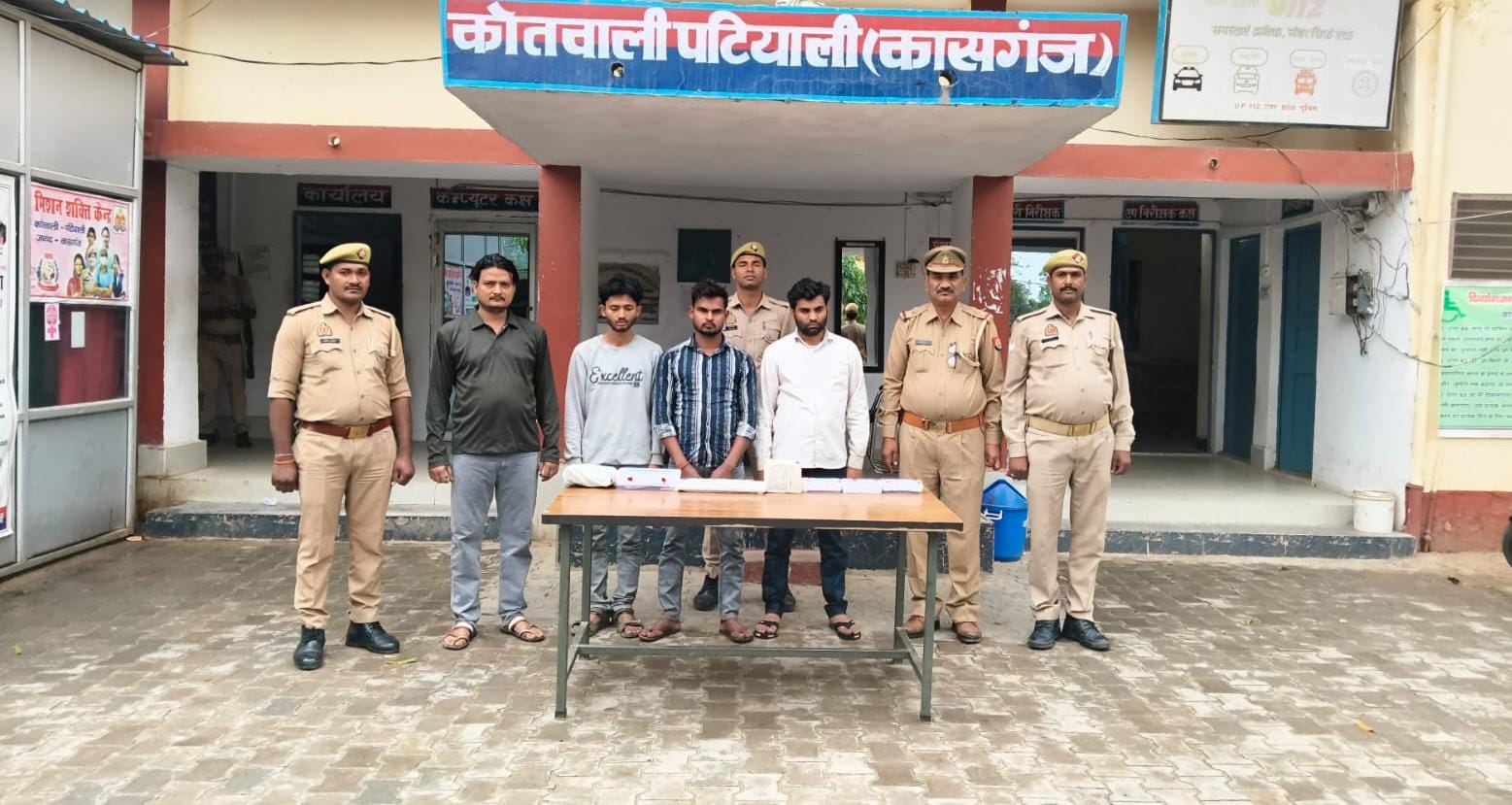 KASGANJ:फर्जी आधार-सर्टिफिकेट गैंग का भंडाफोड़,निर्माणाधीन बिल्डिंग से 4 शातिर गिरफ्तार, हाईटेक उपकरण बरामद
