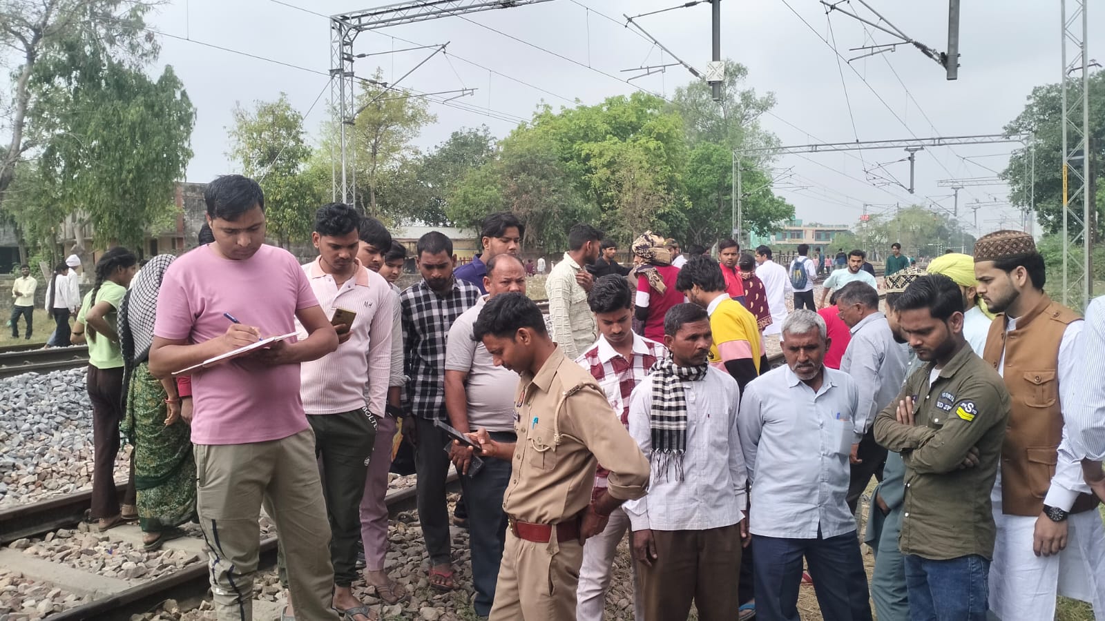 KASGANJ:ट्रेन की चपेट में आकर महिला की मौत, पटिया पर लिखे अंतिम शब्दों ने खोली पहचान की गुत्थी