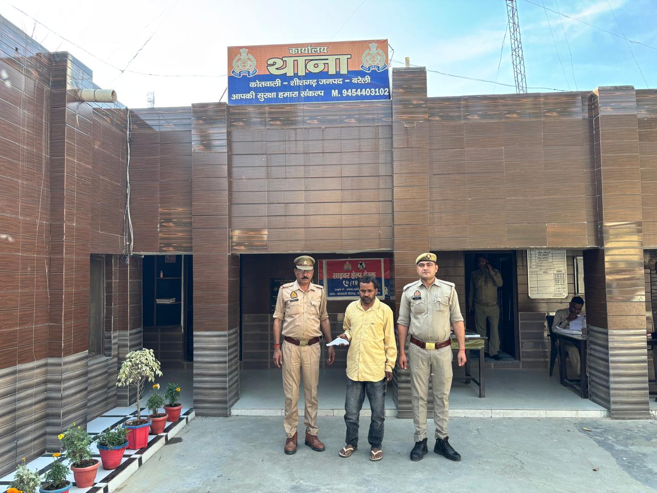 Bareilly news : पत्नी पर तमंचे से फायर करने वाला पति गिरफ्तार, अवैध हथियार बरामद