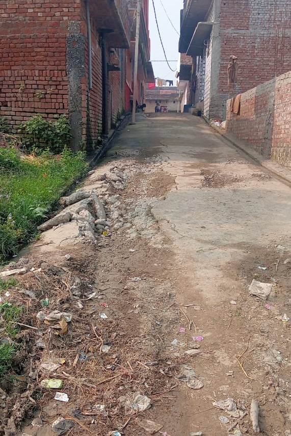 Bareilly News : माफिया बेखौफ: गांव की सड़क बर्बाद, विद्युत् पोल टुटा, रात के अंधेरे में खनन का  खेल, बिजली पोल बना खतरे की घंटी