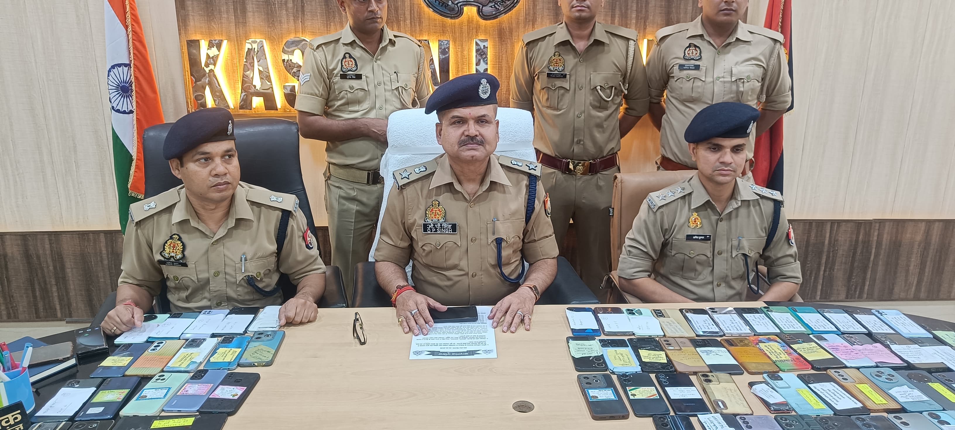 KASGANJ NEWS कासगंज साइबर सेल की बड़ी कामयाबी: 27 लाख के 80 गुमशुदा मोबाइल बरामद, मालिकों को लौटाए