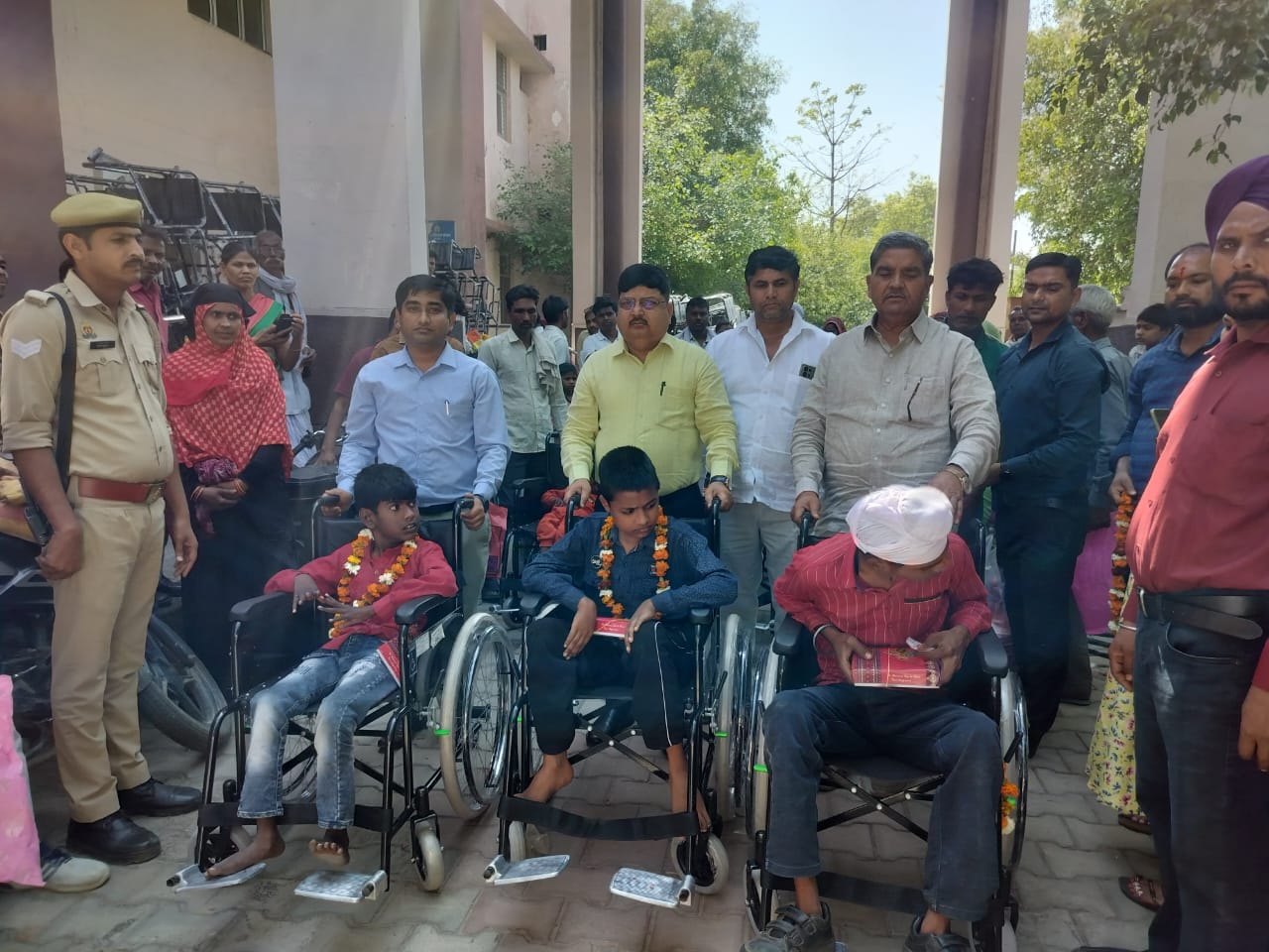 KASGANJ:सीडीओ व विधायक की मौजूदगी में दिव्यांगजनों को उपकरण वितरित, 209 लाभार्थियों को मिला नया सहारा