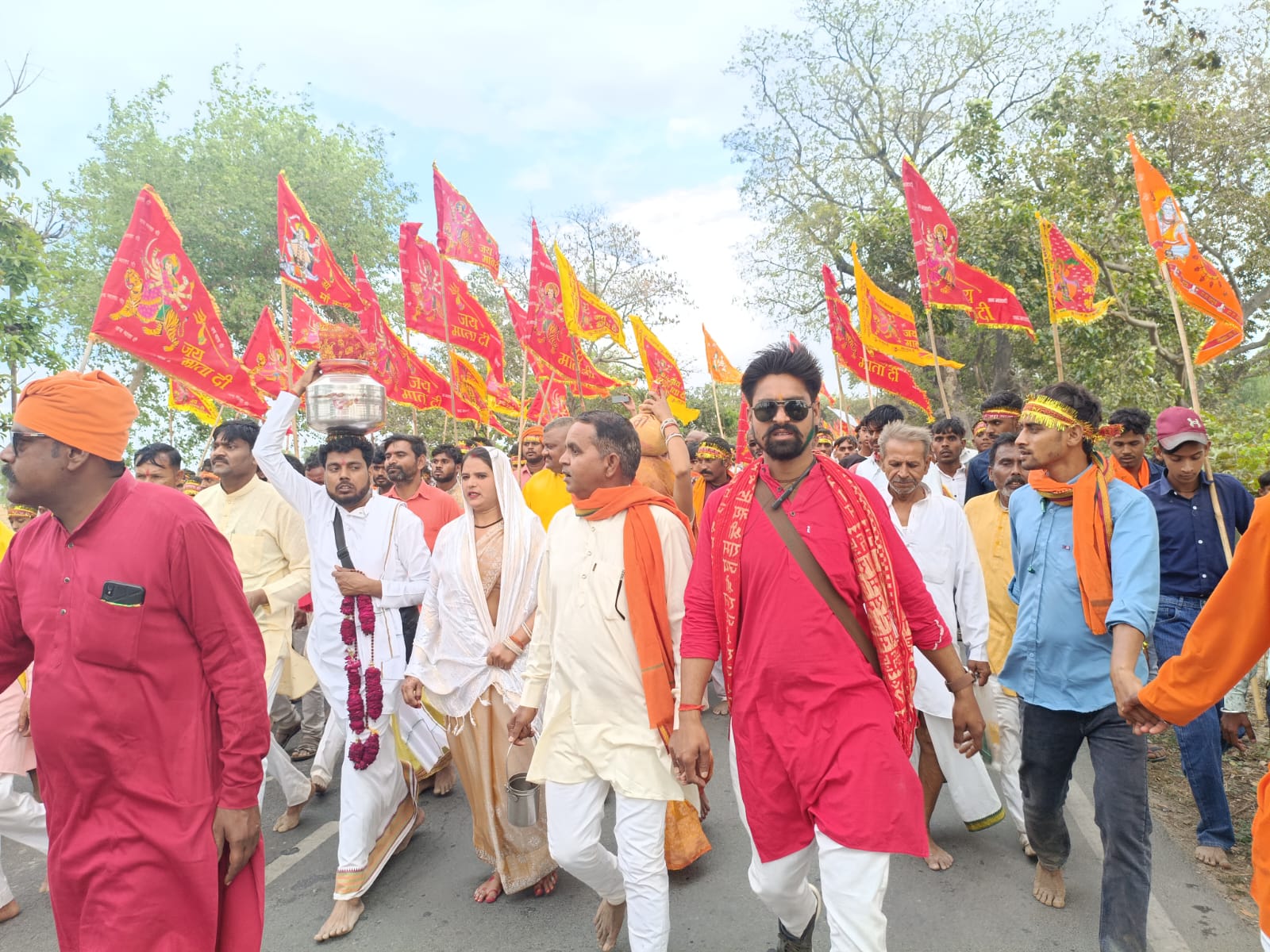 Badaun News : छछऊ धाम में भव्य कलश यात्रा, उमड़ी श्रद्धालुओं की भीड़