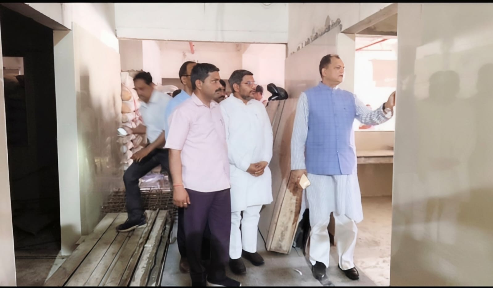 मथुरा: निर्माण कार्य निर्धारित मानकों के अनुरूप पूरे किए जाएं: वाईपी सिंह