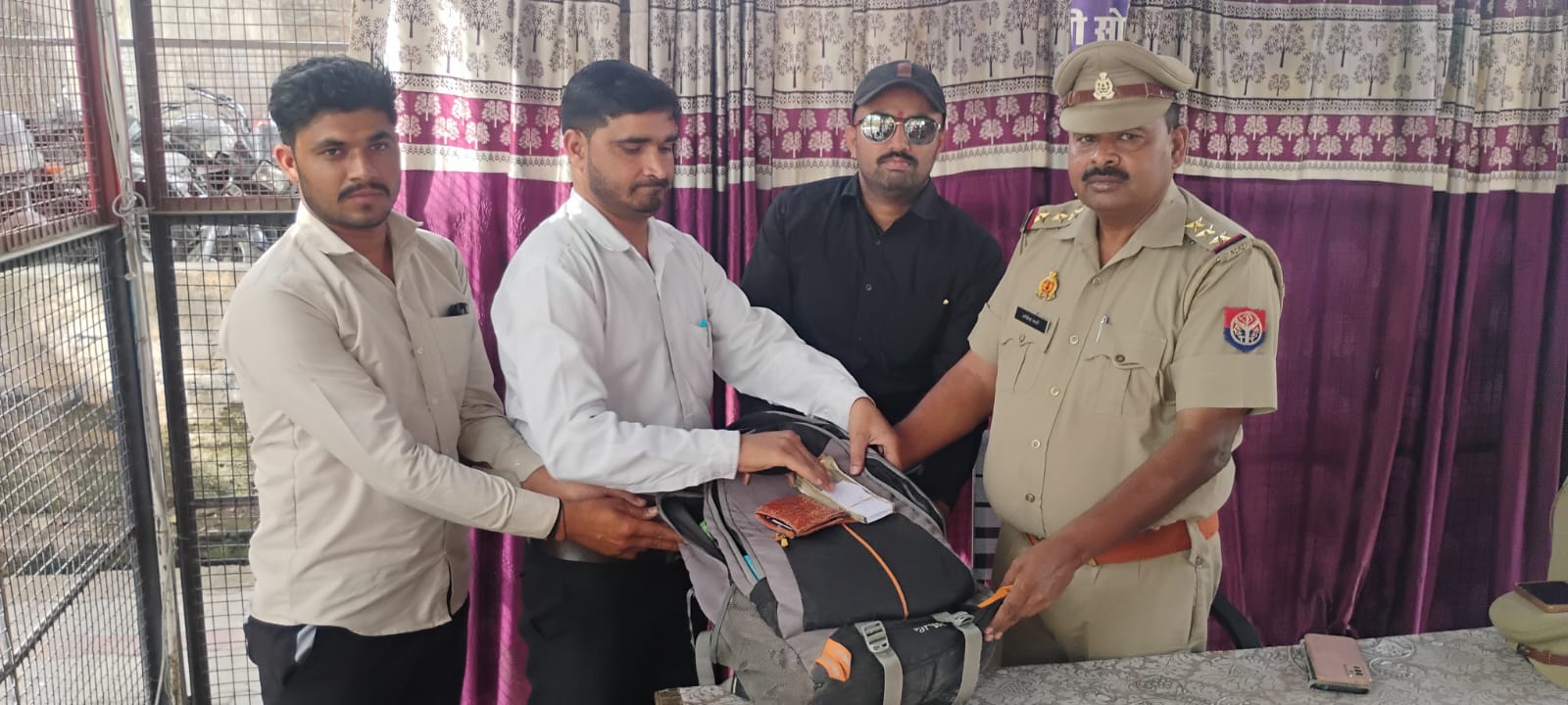 KASGANJ NEWS ईमानदारी की मिसाल: गुम हुआ 45 हजार रुपये से भरा बैग पुलिस ने मालिक को लौटाया