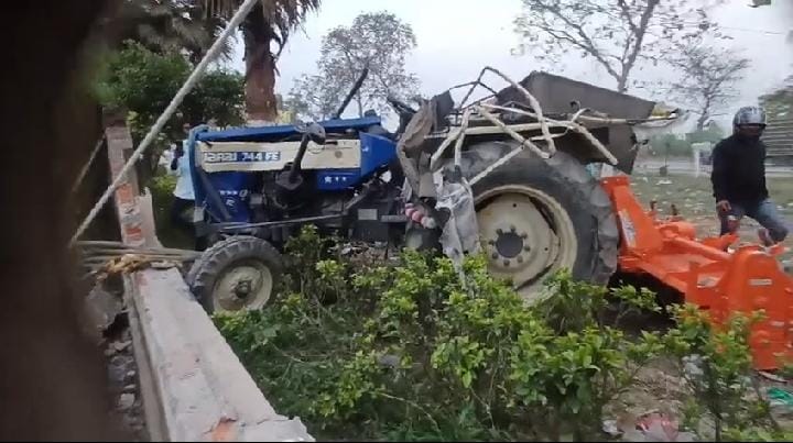 Bareilly news : गौवंश को बचाने के प्रयास में हादसा: ट्रैक्टर दीवार से टकराया, युवक की मौत, दो घायल