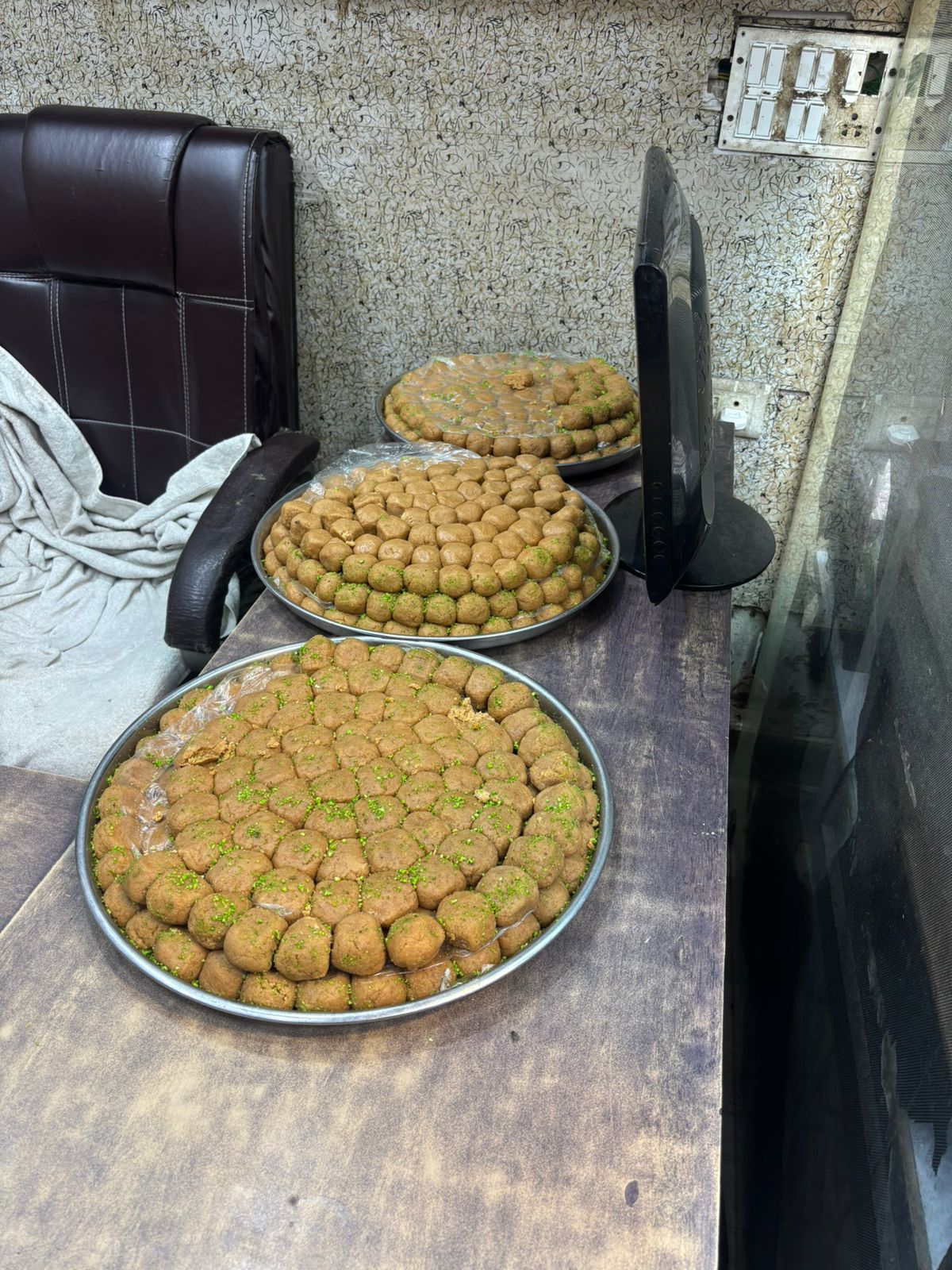 मथुरा में बांके बिहारी क्षेत्र में पेड़ा दुकानों पर छापा, टीम ने 7 नमूने भरे