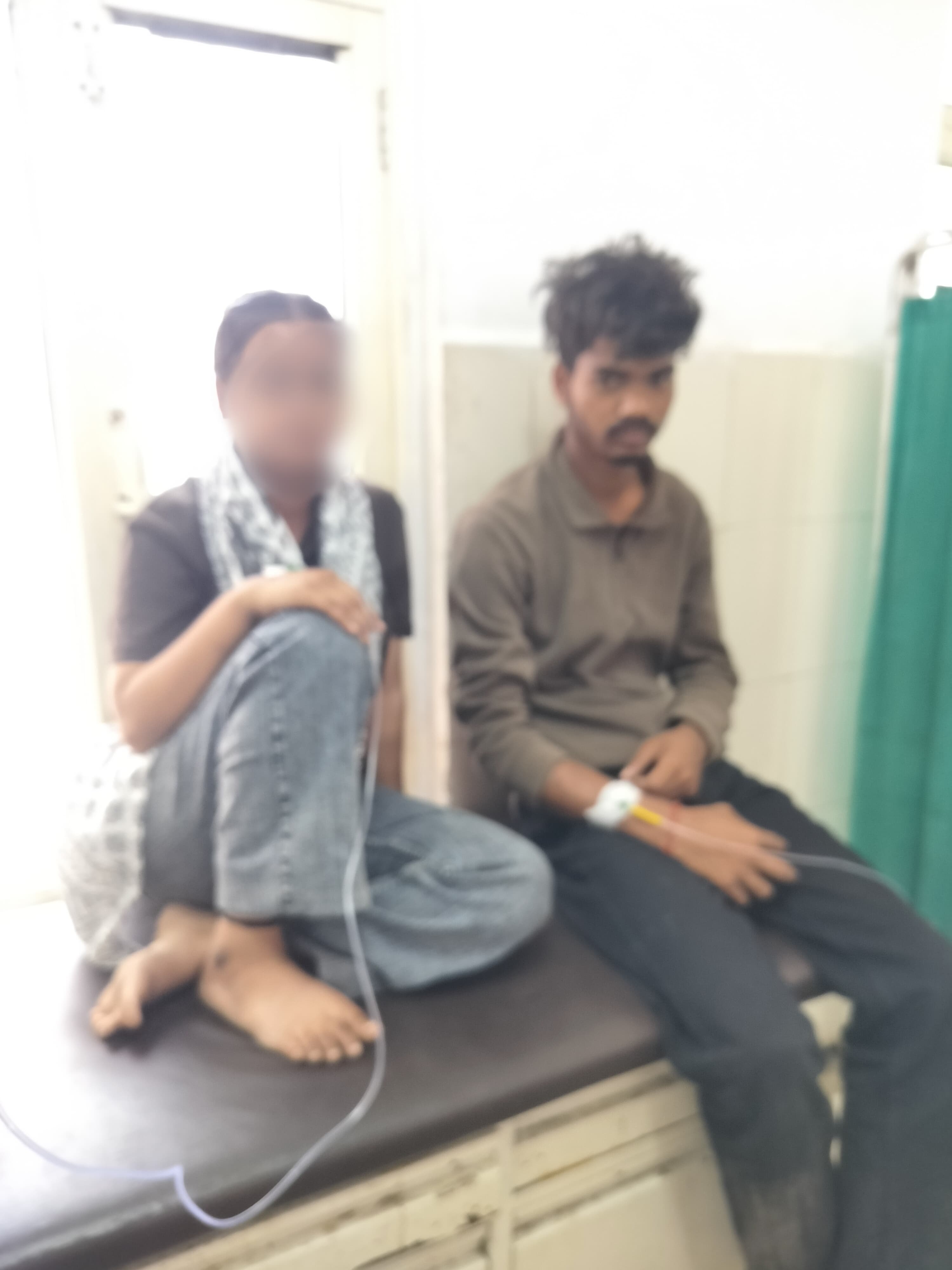 KASGANJ NEWS नाबालिग को बहला-फुसलाकर प्रेमी संग जहर खाया, अस्पताल से युवक फरार