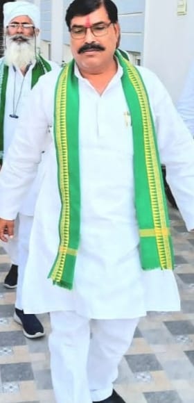 KASGANJ NEWS भाकियू आजाद के राष्ट्रीय अध्यक्ष पर 60 हजार हड़पने का आरोप, केस से नाम निकलवाने का दिया था झांसा