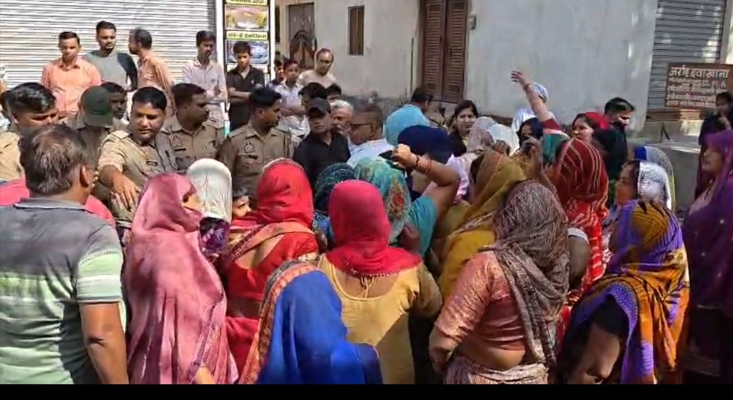 KASGANJ NEWS कासगंज में शराब की दुकान के विरोध में महिलाओं का उग्र प्रदर्शन, सड़क जाम कर जताया आक्रोश