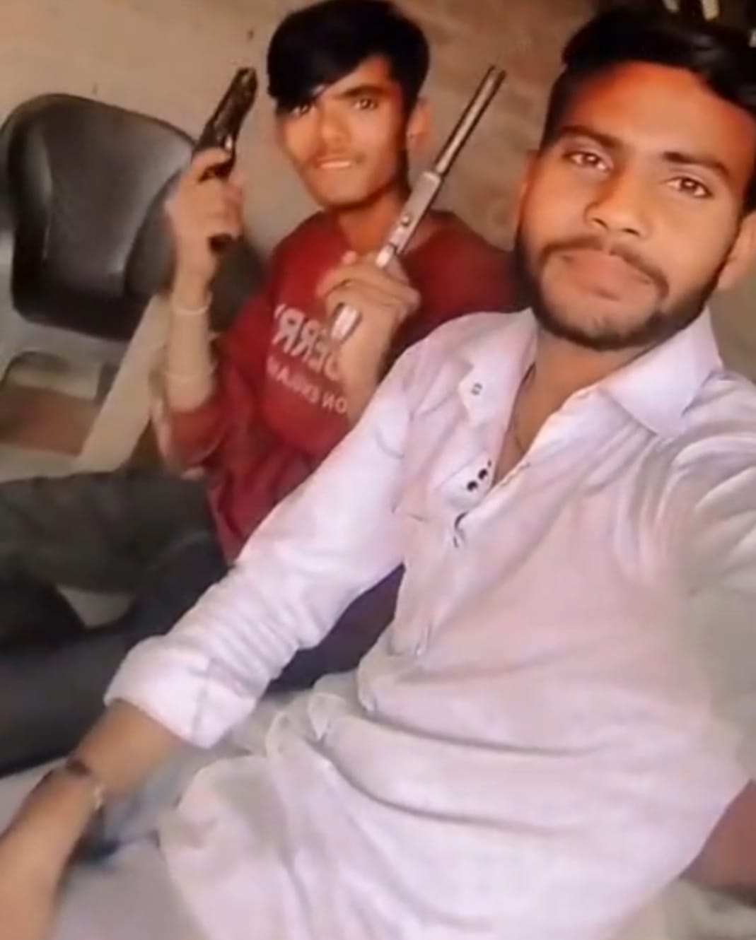 Badaun News : तमंचा लहराते युवक का वीडियो वायरल, पुलिस पर सवाल