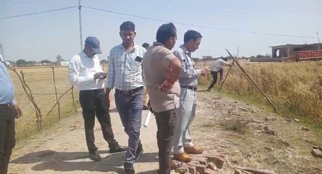 Badaun News : दातागंज में अवैध कब्जा हटाया, खेत किसान को लौटा