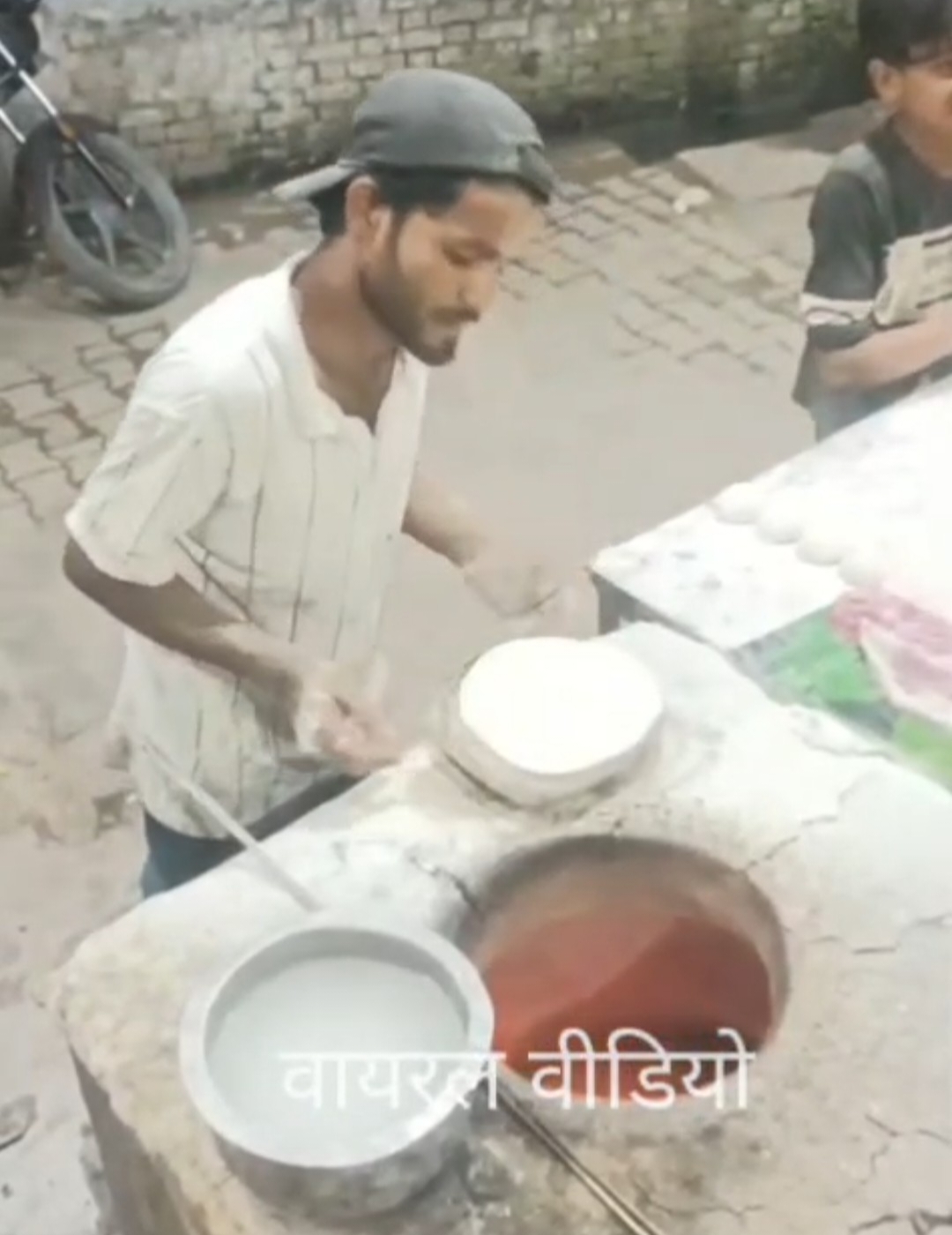 KASGANJ NEWS कासगंज में रोटी पर थूक लगाने के आरोप का वीडियो वायरल, युवक हिरासत में; बोला—“थूक नहीं, फूंक मार रहा था”