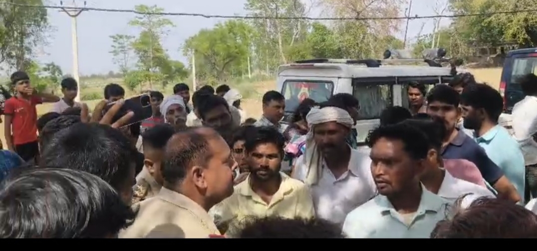 KASGANJ NEWS बिना अनुमति स्थापित डॉ. भीमराव आंबेडकर की प्रतिमा हटाई, पुलिस कार्रवाई से गांव में तनाव