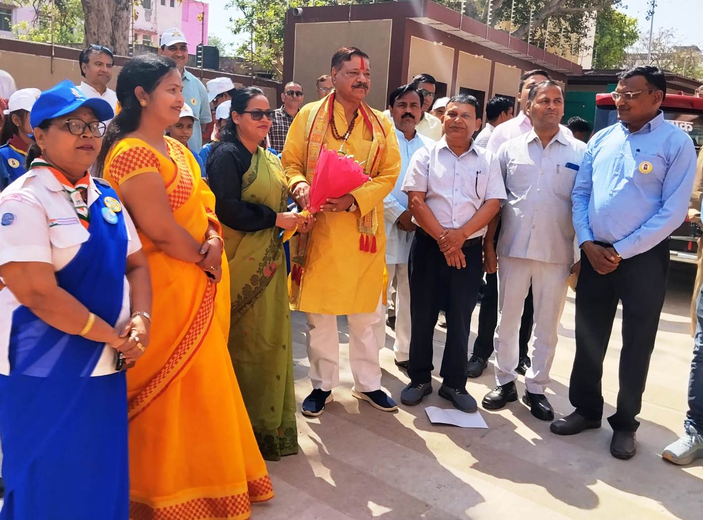 मथुरा में ‘स्कूल चलो अभियान’ शुरु, पहली दिन रैली निकाली