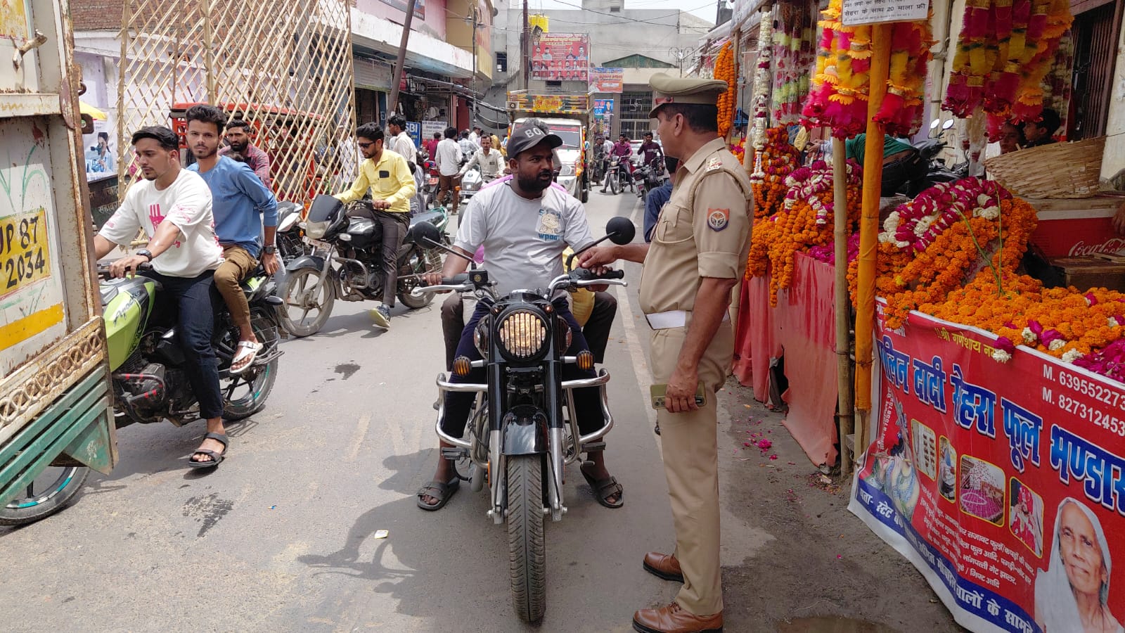 कासगंज पुलिस का सख्त एक्शन: यातायात नियम तोड़ने वालों पर चला डंडा, 203 चालान और 5 वाहन सीज