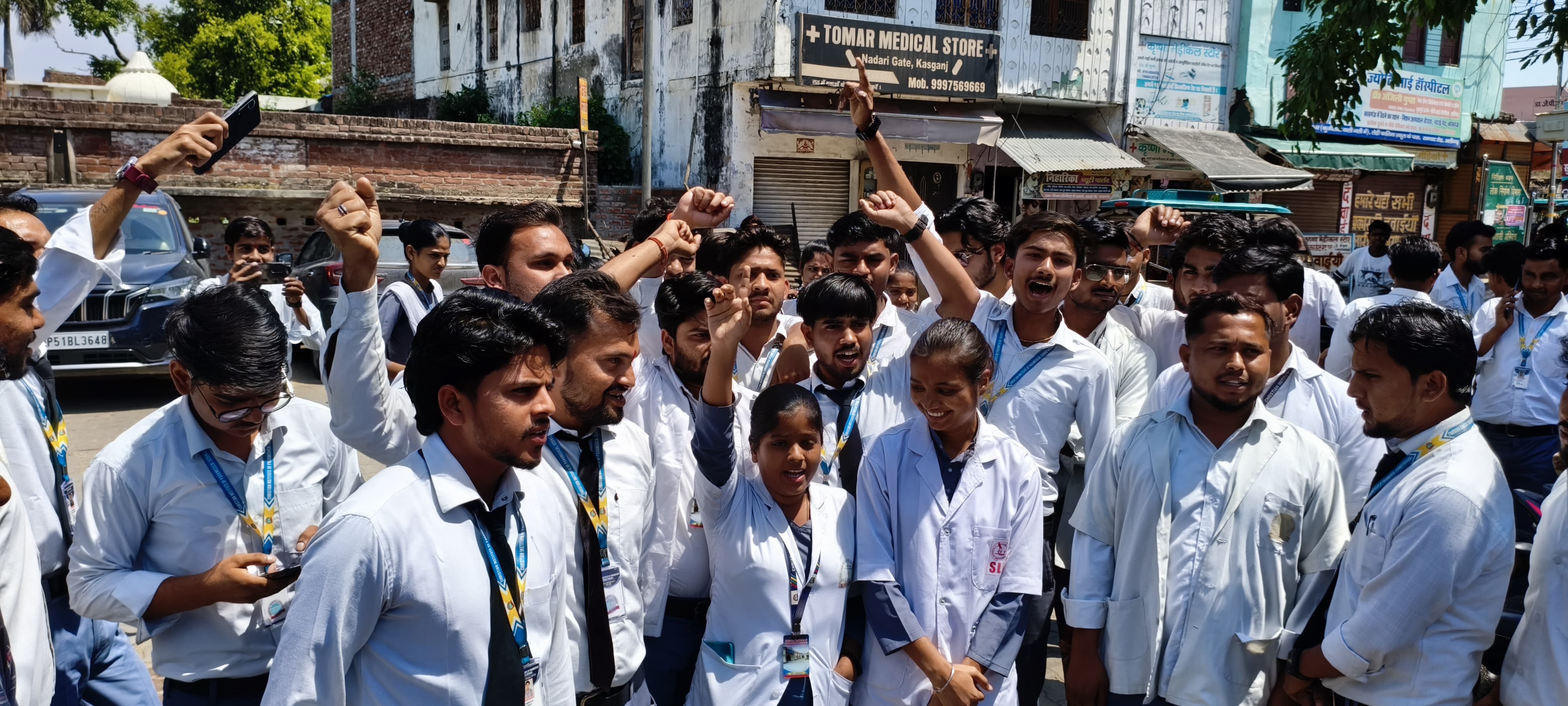 KASGANJ NEWS क्रिश्चिन नर्सिंग काँलेज में अव्यवस्था के खिलाफ छात्रों का प्रदर्शन, पढ़ाई और इंटर्नशिप ठप    