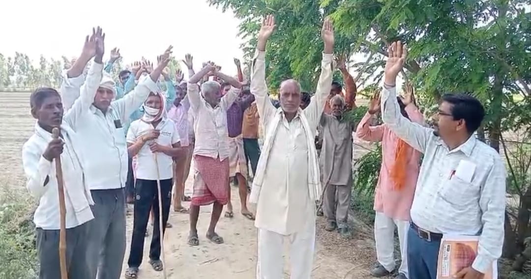 Badaun News : सड़क निर्माण की मांग को लेकर ग्रामीणों ने डीएम को सौंपा ज्ञापन