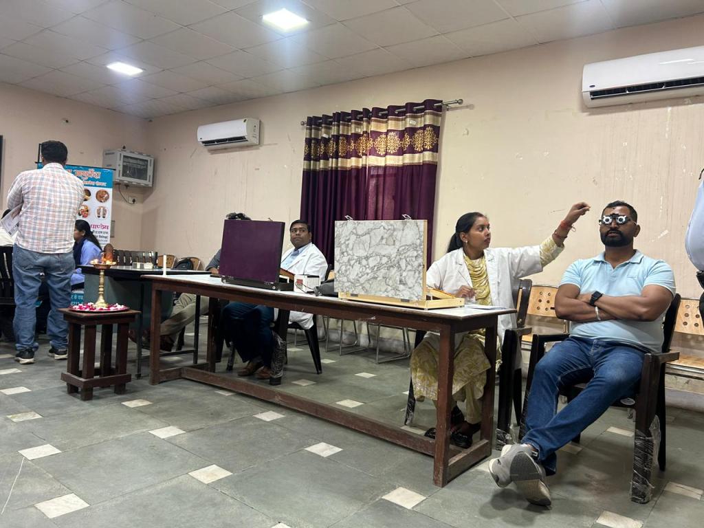 Bareilly News : शुगर मिल में लगा निःशुल्क नेत्र जांच शिविर, 85 कर्मचारियों ने कराया परीक्षण