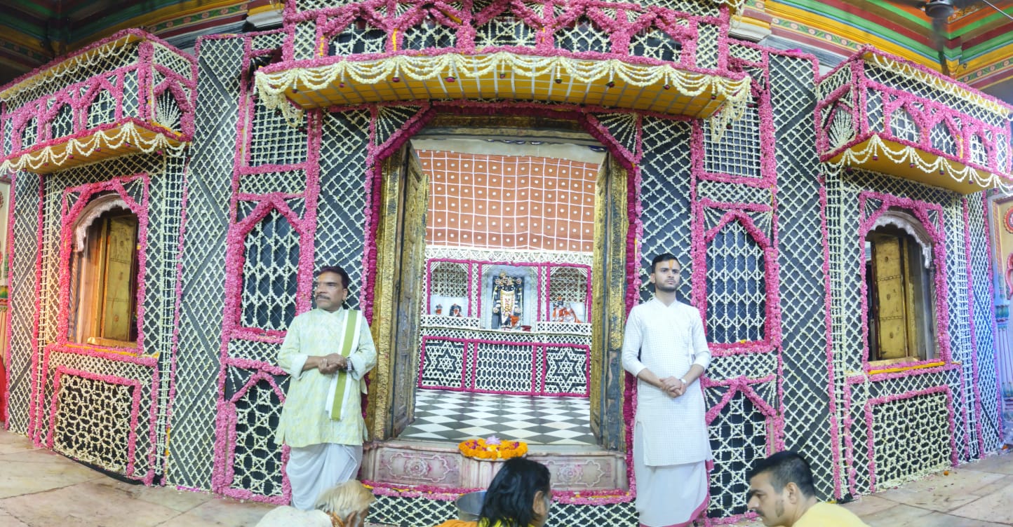 मथुरा न्यूज: अनंत अंबानी के जन्मदिन पर द्वारकाधीश में सजा भव्य फूल बंगला