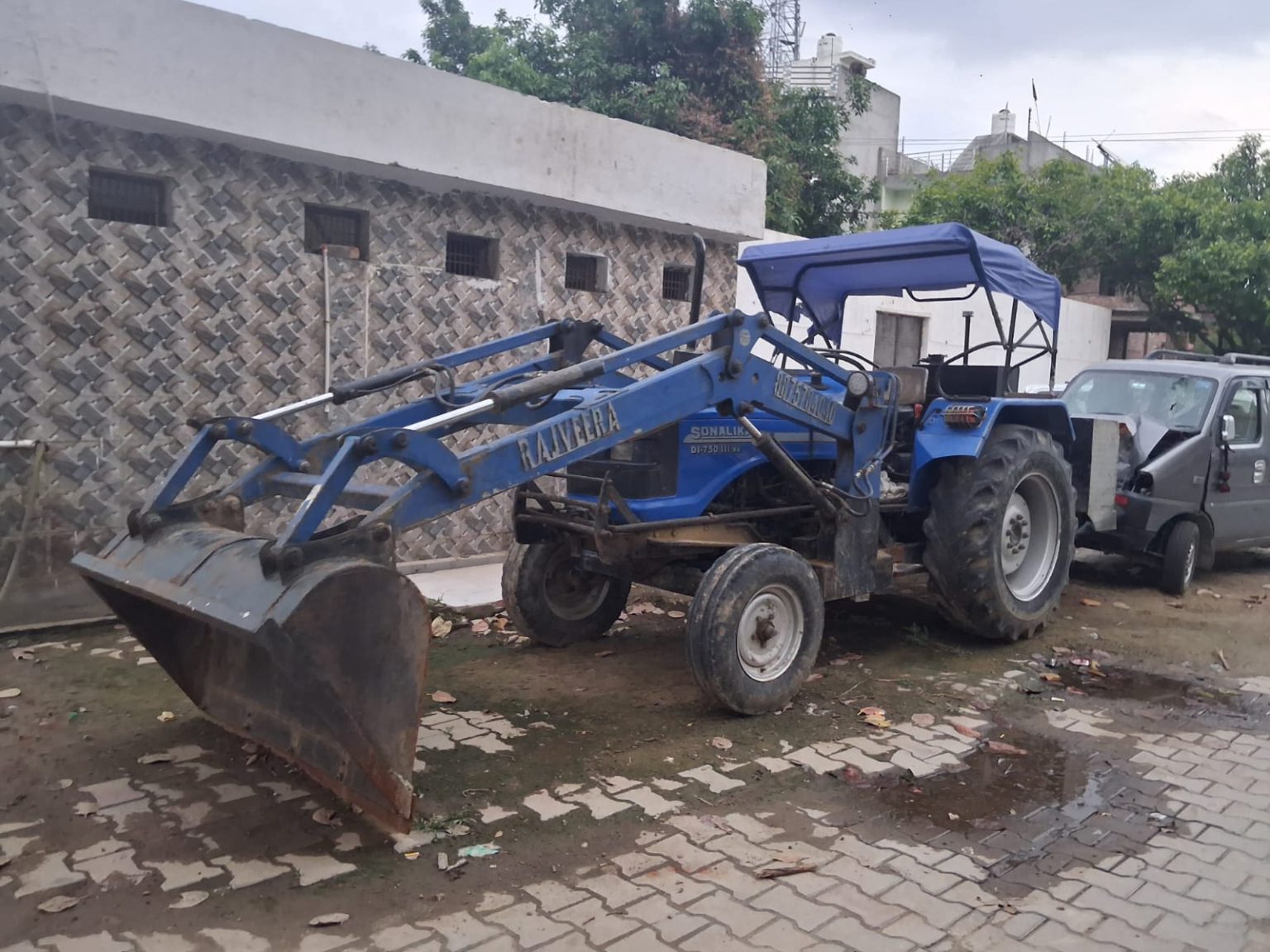 KASGANJ :फर्जी कागजों से छुड़ाया अवैध खनन में पकड़ा ट्रैक्टर, 2.5 लाख की जगह जमा हुए सिर्फ 10 हजार