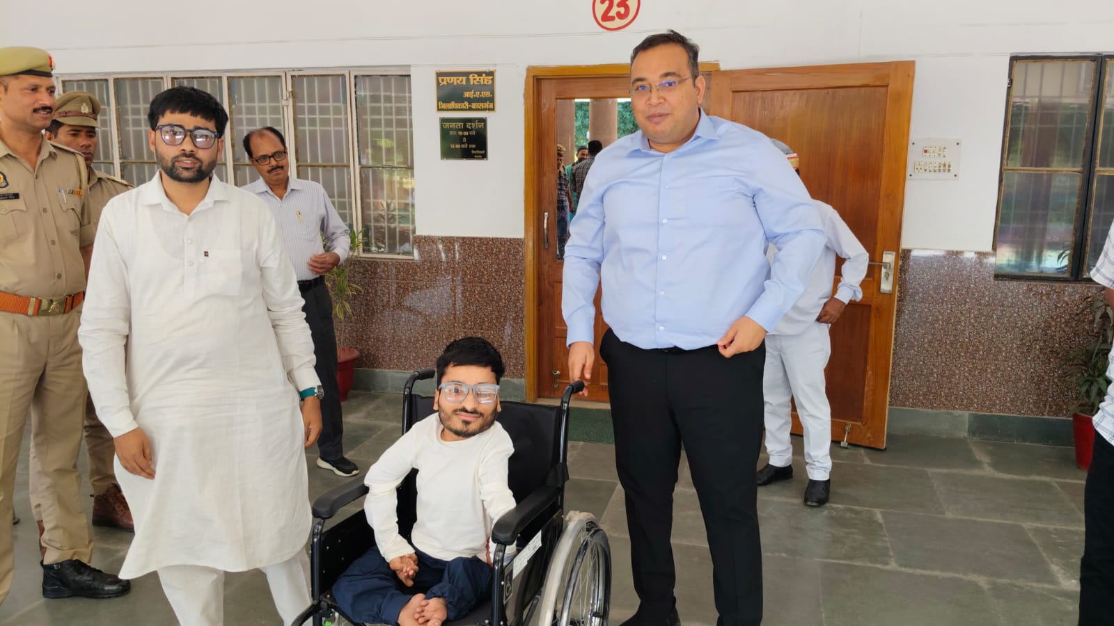 KASGANJ:जनता दर्शन में दिव्यांग की गूंजी पुकार..... डीएम साहब व्हीलचेयर नहीं है, प्रणय सिंह ने चंद मिनटो मे पूरी कर मुराद, चेहरे पर लौटाई मुस्कान