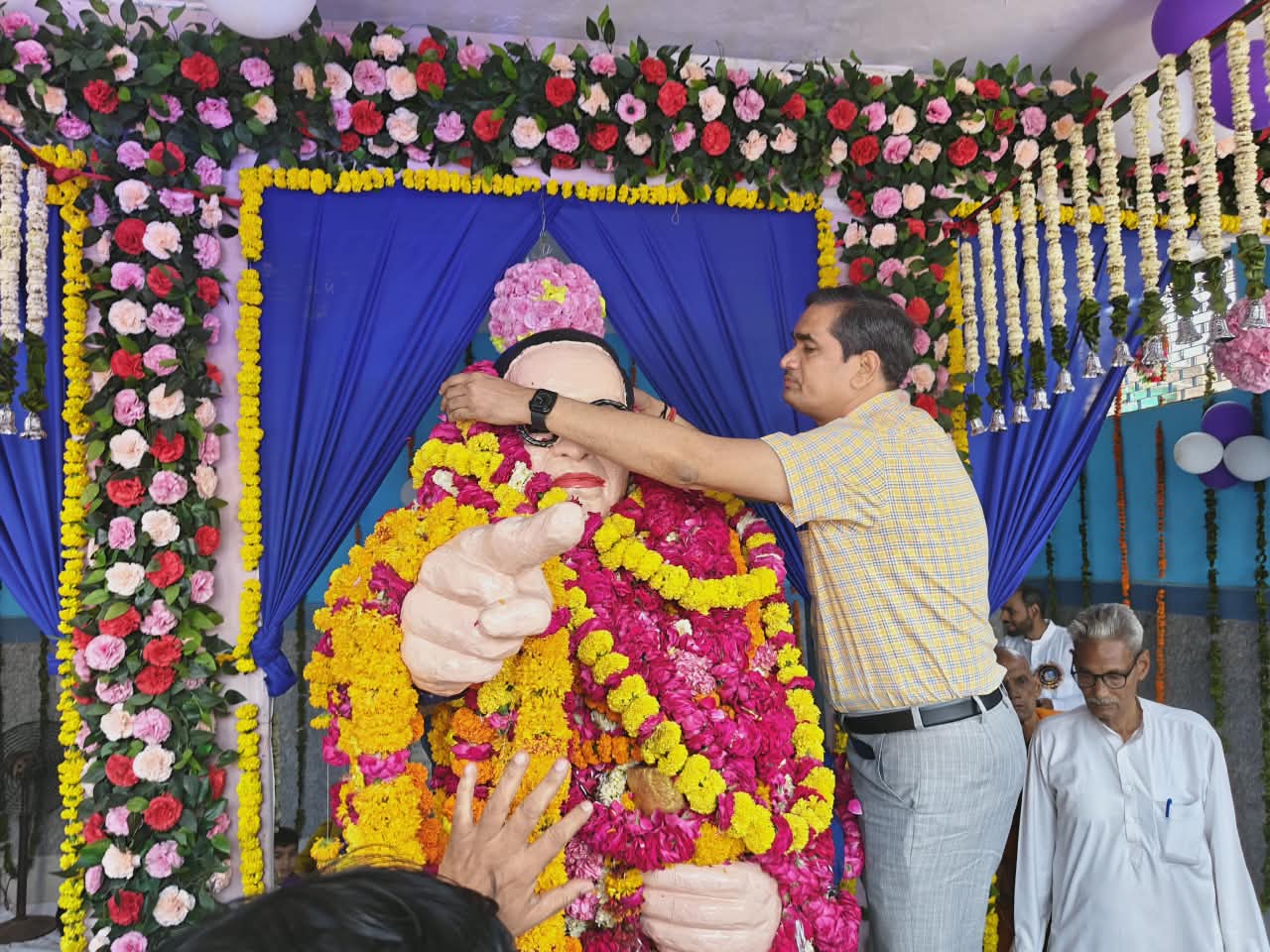 मथुरा: संविधान की राह पर ही सच्ची श्रद्धांजलि-डीएम