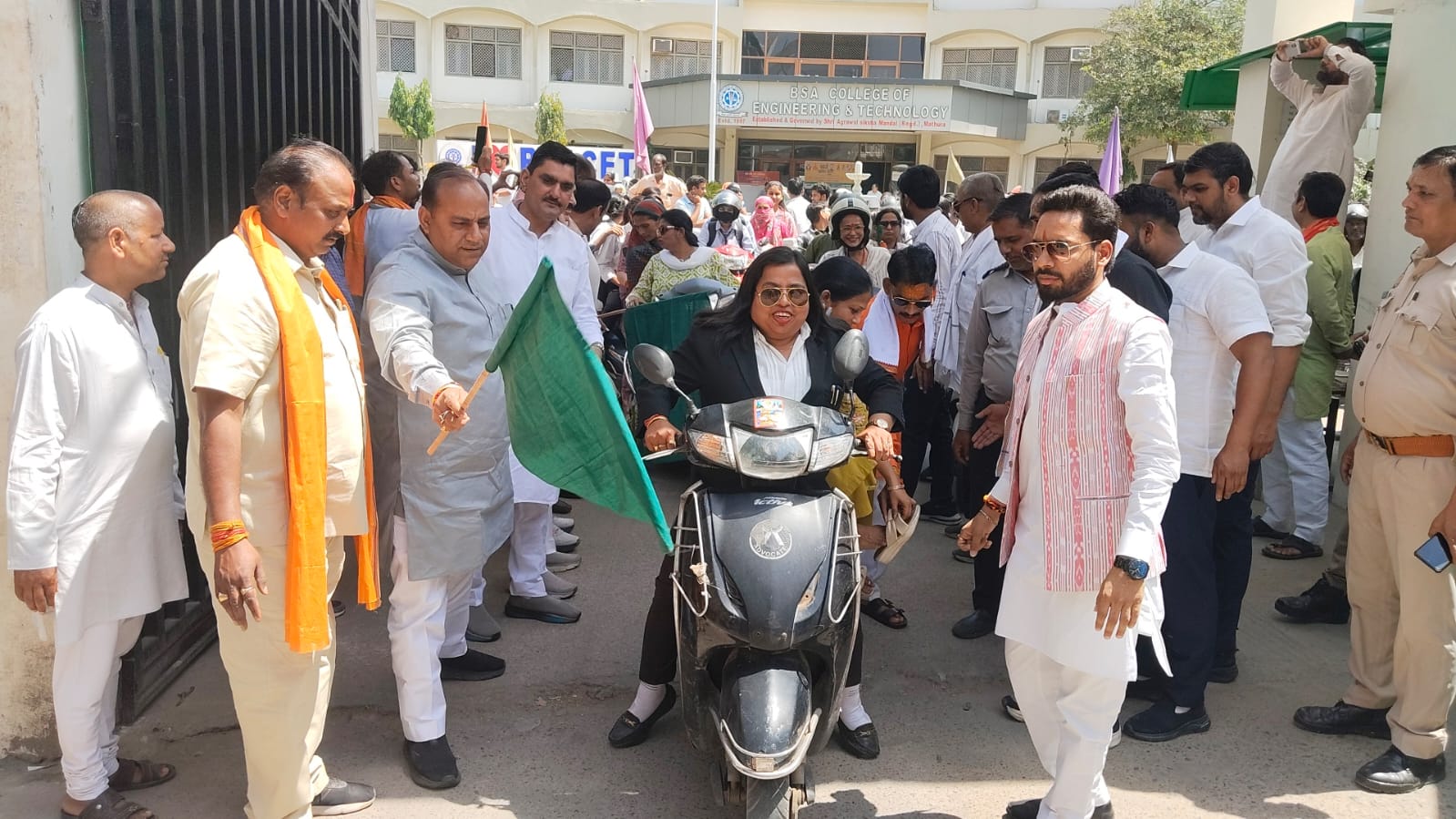 मथुरा में नारी शक्ति पर भाजपा का दमदार रोड शो