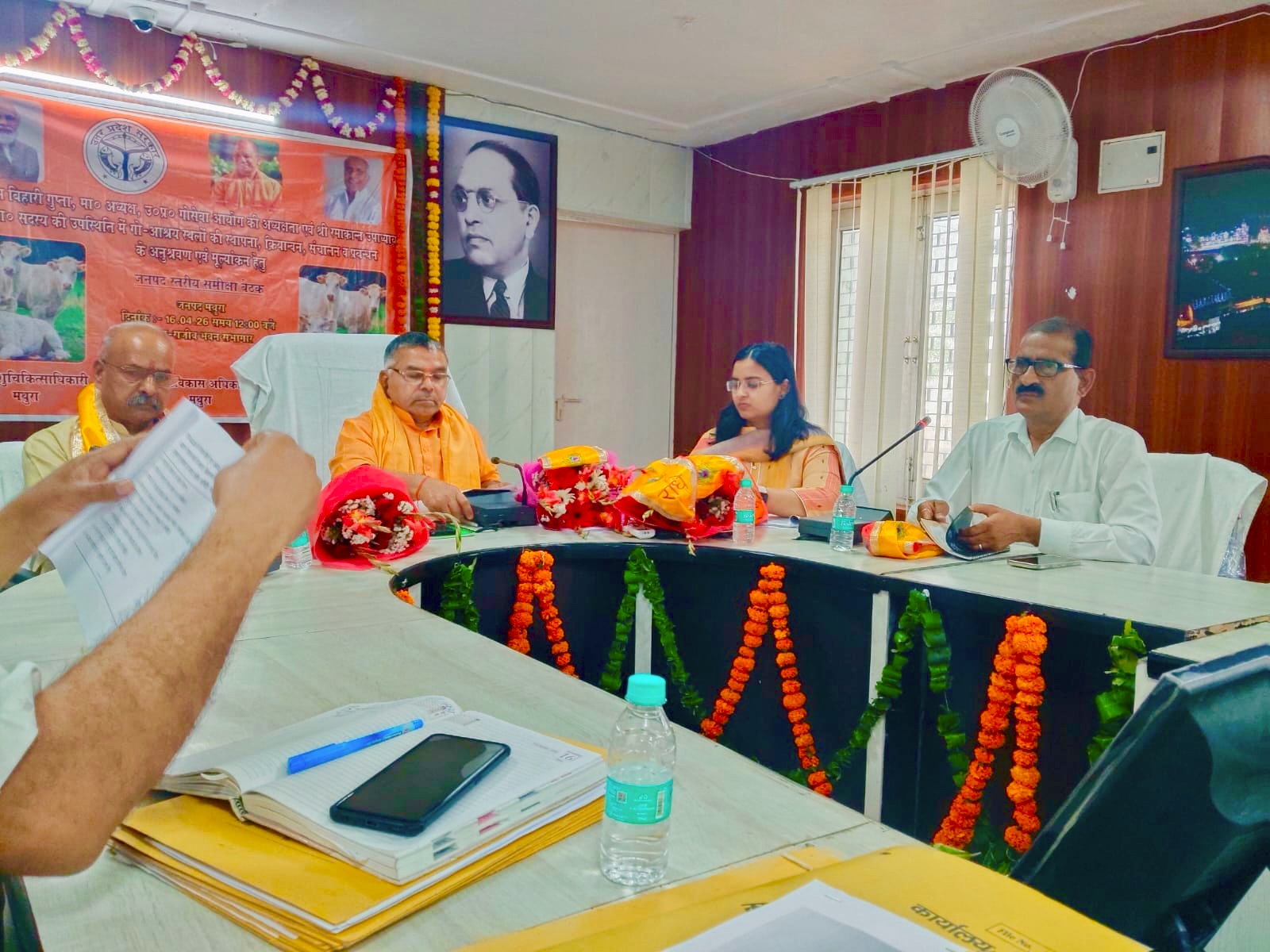 मथुरा: गौशालाएं आत्मनिर्भर बनाएं, चारागाह भूमि कब्जा मुक्त करें 