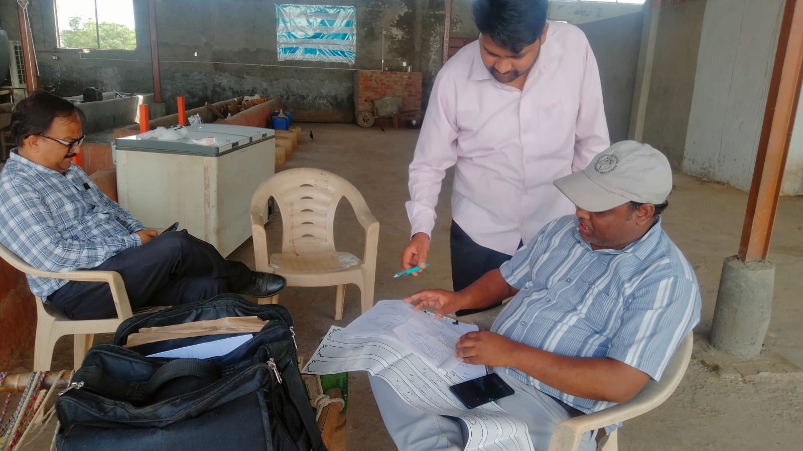 मथुरा में खाद्य विभाग की बड़ी कार्रवाई, 270 किलो मिलावटी पेड़ा-पनीर नष्ट कराया