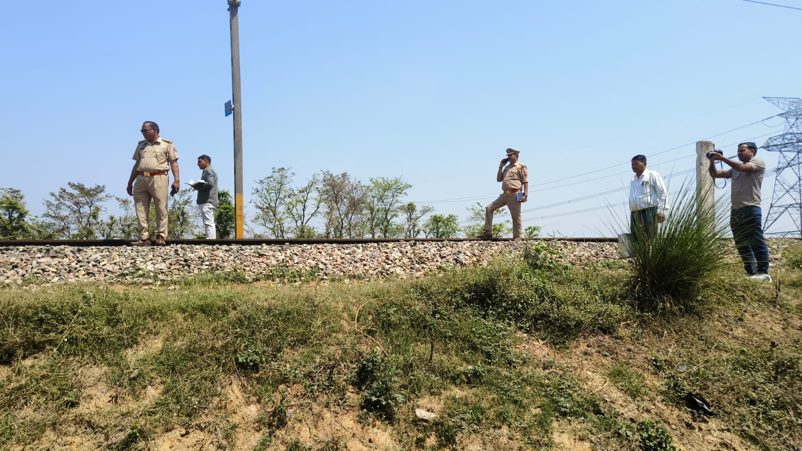 KASGANJ NEWS ट्रेन से कटकर अज्ञात युवक की मौत, धड़ से अलग मिला सिर